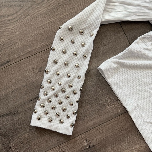 New LF Emma & Sam White Ribbed Cold Shoulder Silver Stud Bell Sleeve Crop Top - Picture 2 of 5